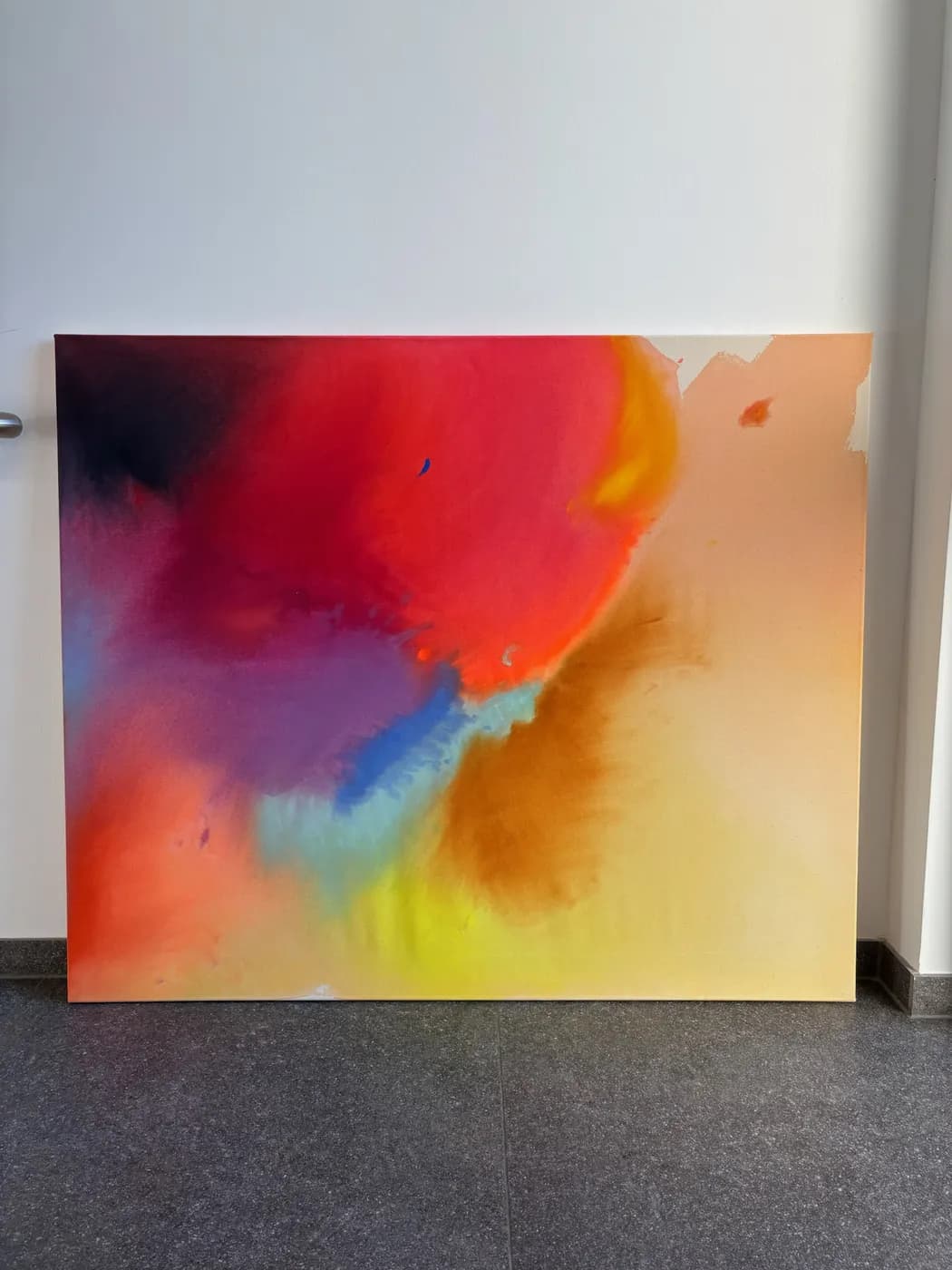 Großformatiges abstraktes Gemälde „Burning“ in feurigen Rot- und Flammentönen mit expressiver Energie, Mischtechnik auf roher Baumwollleinwand, von Theresa Weiss — Detailansicht 1