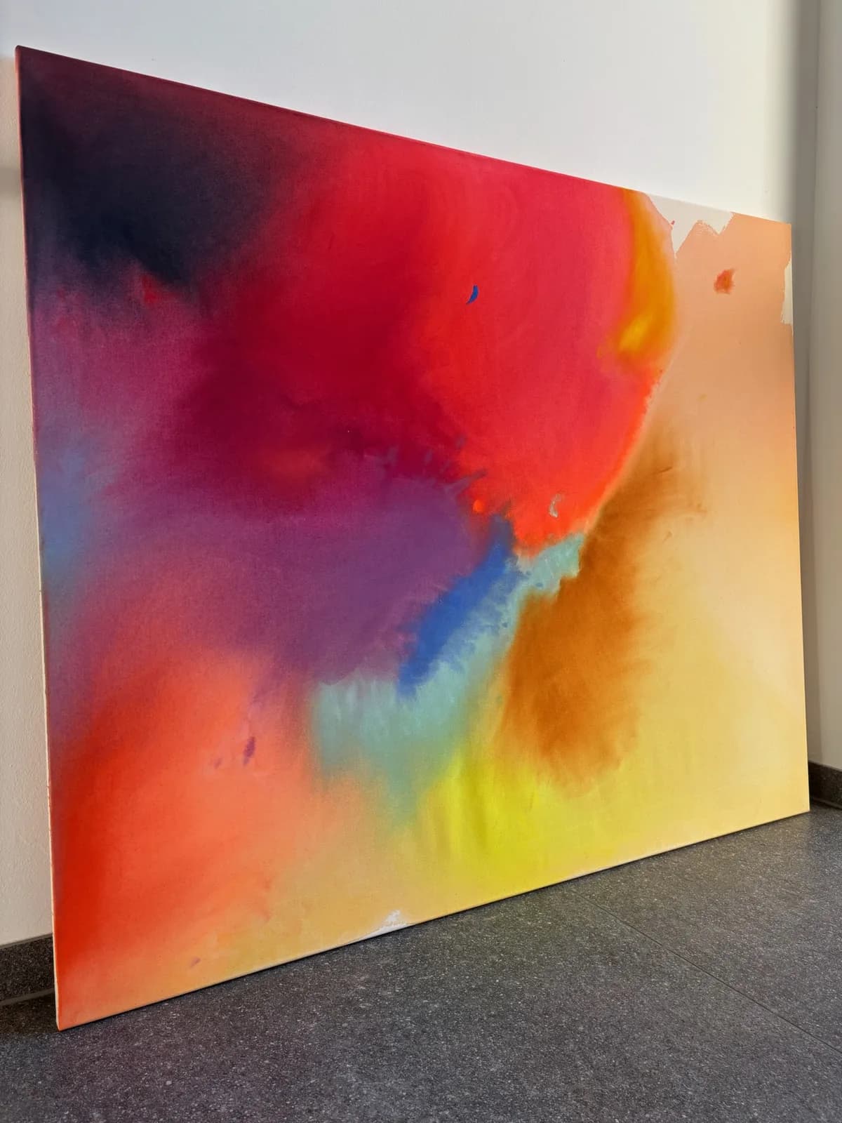 Großformatiges abstraktes Gemälde „Burning“ in feurigen Rot- und Flammentönen mit expressiver Energie, Mischtechnik auf roher Baumwollleinwand, von Theresa Weiss