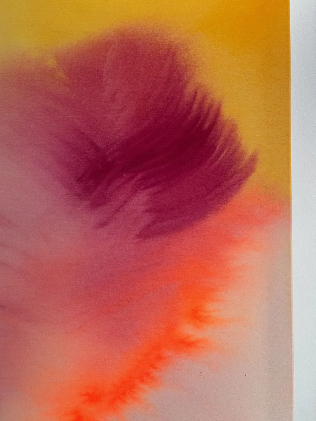 Großformatiges abstraktes Gemälde „Ember Feather“ in glühenden Rot-, Orange- und Gluttönen mit federartiger Form, Mischtechnik auf roher Baumwollleinwand, von Theresa Weiss — Detailansicht 2