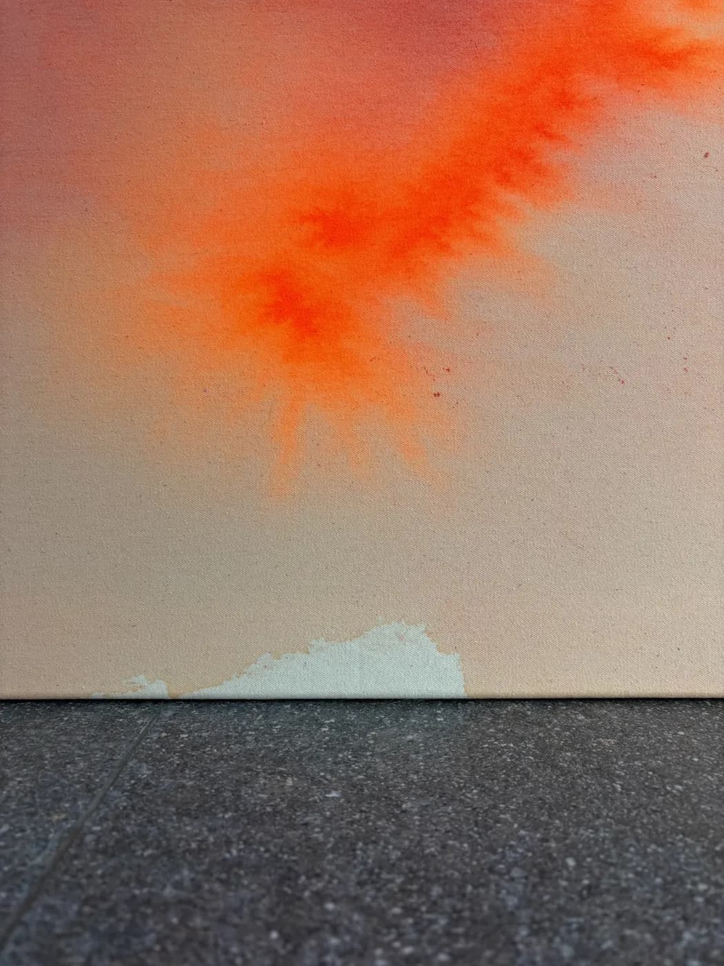 Großformatiges abstraktes Gemälde „Ember Feather“ in glühenden Rot-, Orange- und Gluttönen mit federartiger Form, Mischtechnik auf roher Baumwollleinwand, von Theresa Weiss — Detailansicht 3