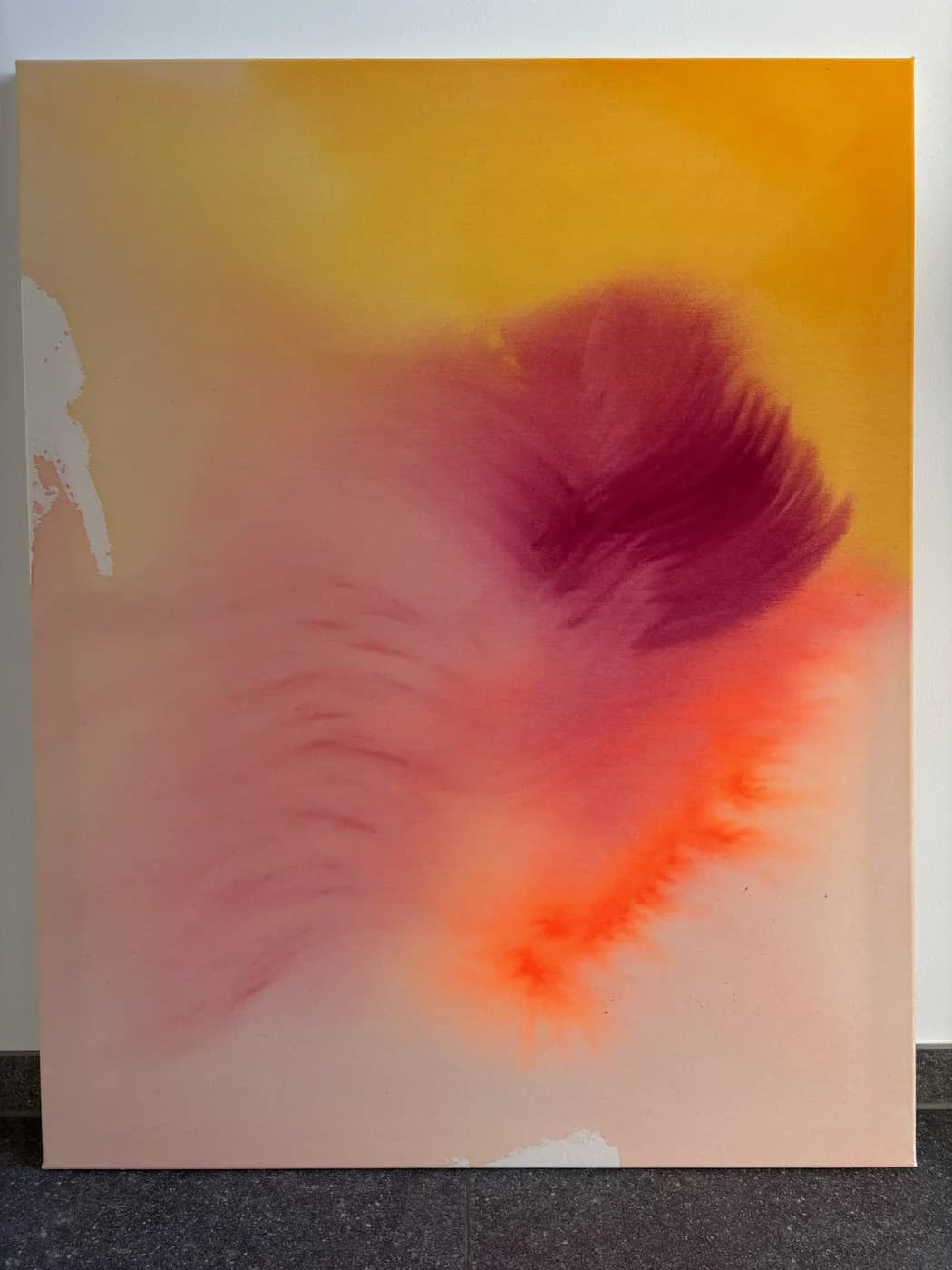 Großformatiges abstraktes Gemälde „Ember Feather“ in glühenden Rot-, Orange- und Gluttönen mit federartiger Form, Mischtechnik auf roher Baumwollleinwand, von Theresa Weiss — Detailansicht 4