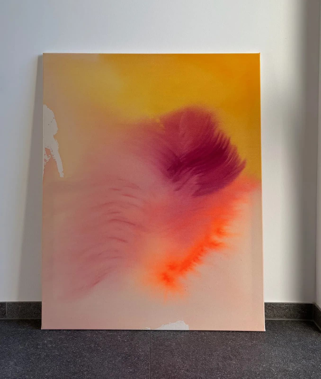 Großformatiges abstraktes Gemälde „Ember Feather“ in glühenden Rot-, Orange- und Gluttönen mit federartiger Form, Mischtechnik auf roher Baumwollleinwand, von Theresa Weiss