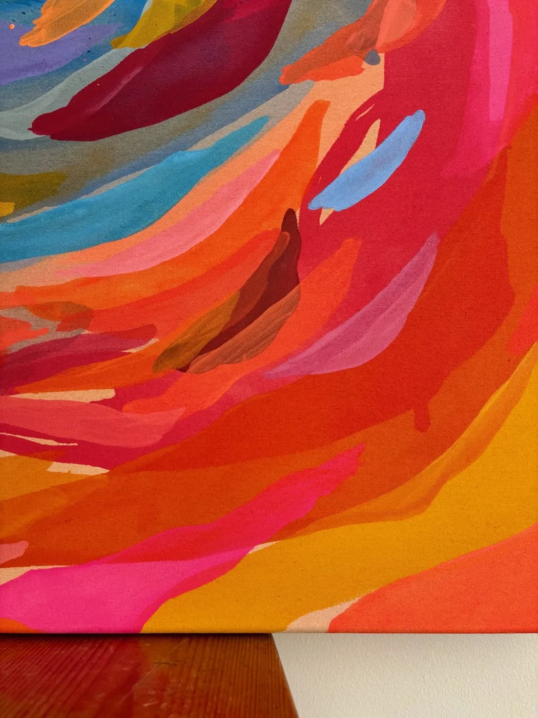 Abstraktes Gemälde „Into the Blue“ in tiefen, fließenden Blautönen mit meditativer Stimmung, Acryl auf roher Leinwand, von Theresa Weiss — Detailansicht 1