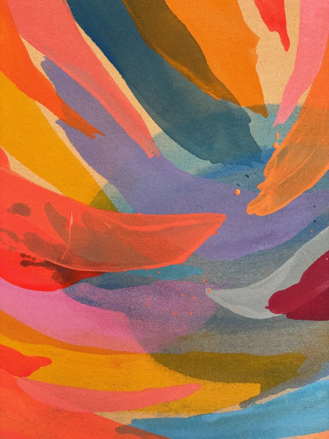 Abstraktes Gemälde „Into the Blue“ in tiefen, fließenden Blautönen mit meditativer Stimmung, Acryl auf roher Leinwand, von Theresa Weiss — Detailansicht 2