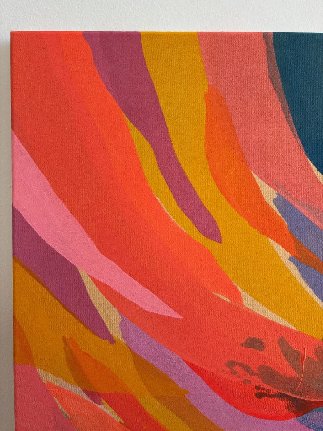 Abstraktes Gemälde „Into the Blue“ in tiefen, fließenden Blautönen mit meditativer Stimmung, Acryl auf roher Leinwand, von Theresa Weiss — Detailansicht 3
