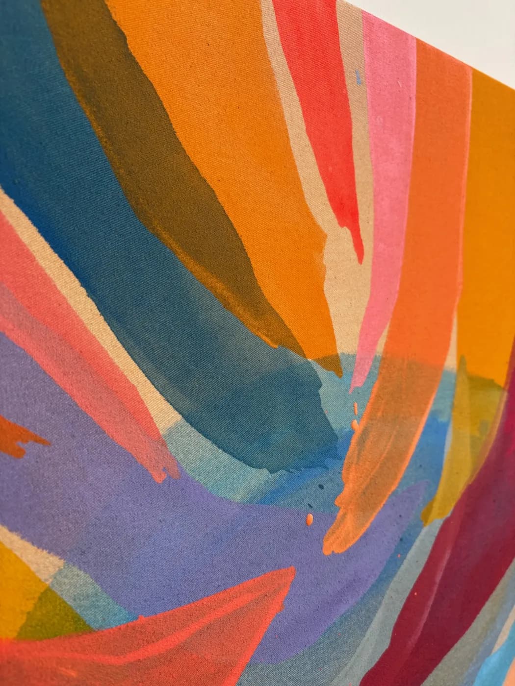 Abstraktes Gemälde „Into the Blue“ in tiefen, fließenden Blautönen mit meditativer Stimmung, Acryl auf roher Leinwand, von Theresa Weiss — Detailansicht 4