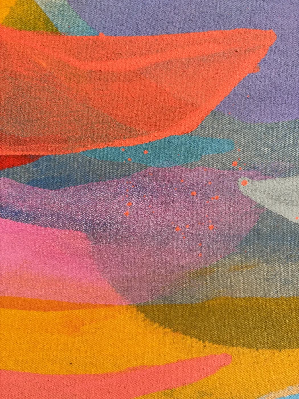 Abstraktes Gemälde „Into the Blue“ in tiefen, fließenden Blautönen mit meditativer Stimmung, Acryl auf roher Leinwand, von Theresa Weiss — Detailansicht 5