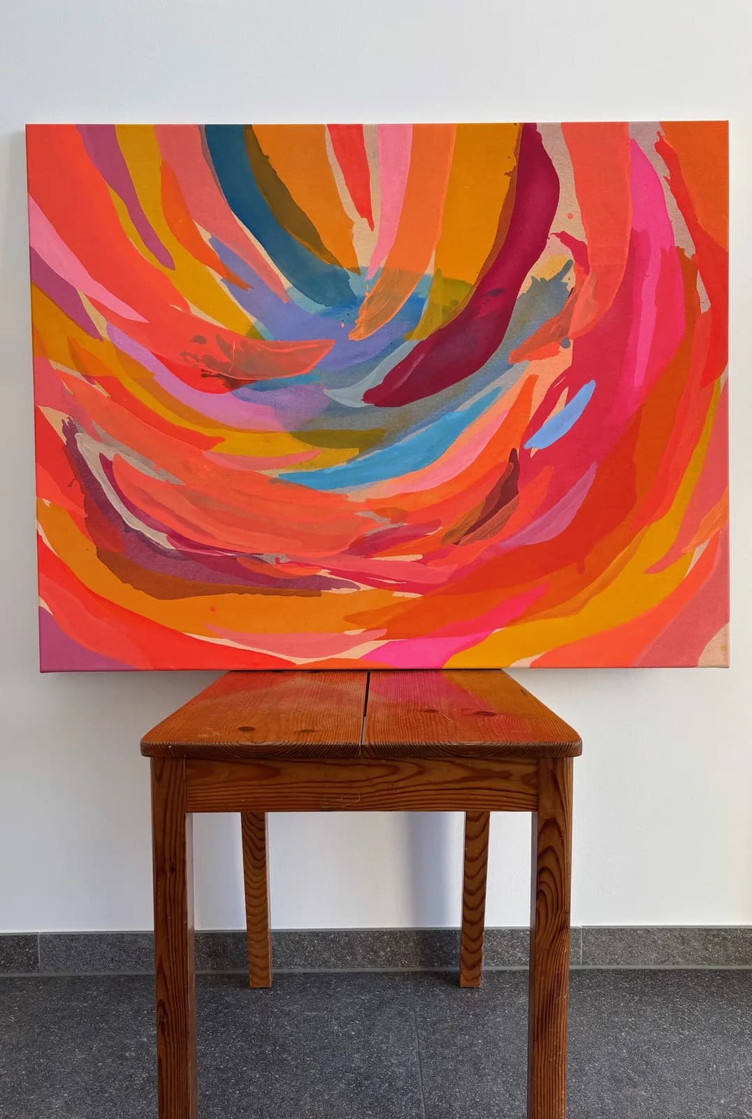 Abstraktes Gemälde „Into the Blue“ in tiefen, fließenden Blautönen mit meditativer Stimmung, Acryl auf roher Leinwand, von Theresa Weiss
