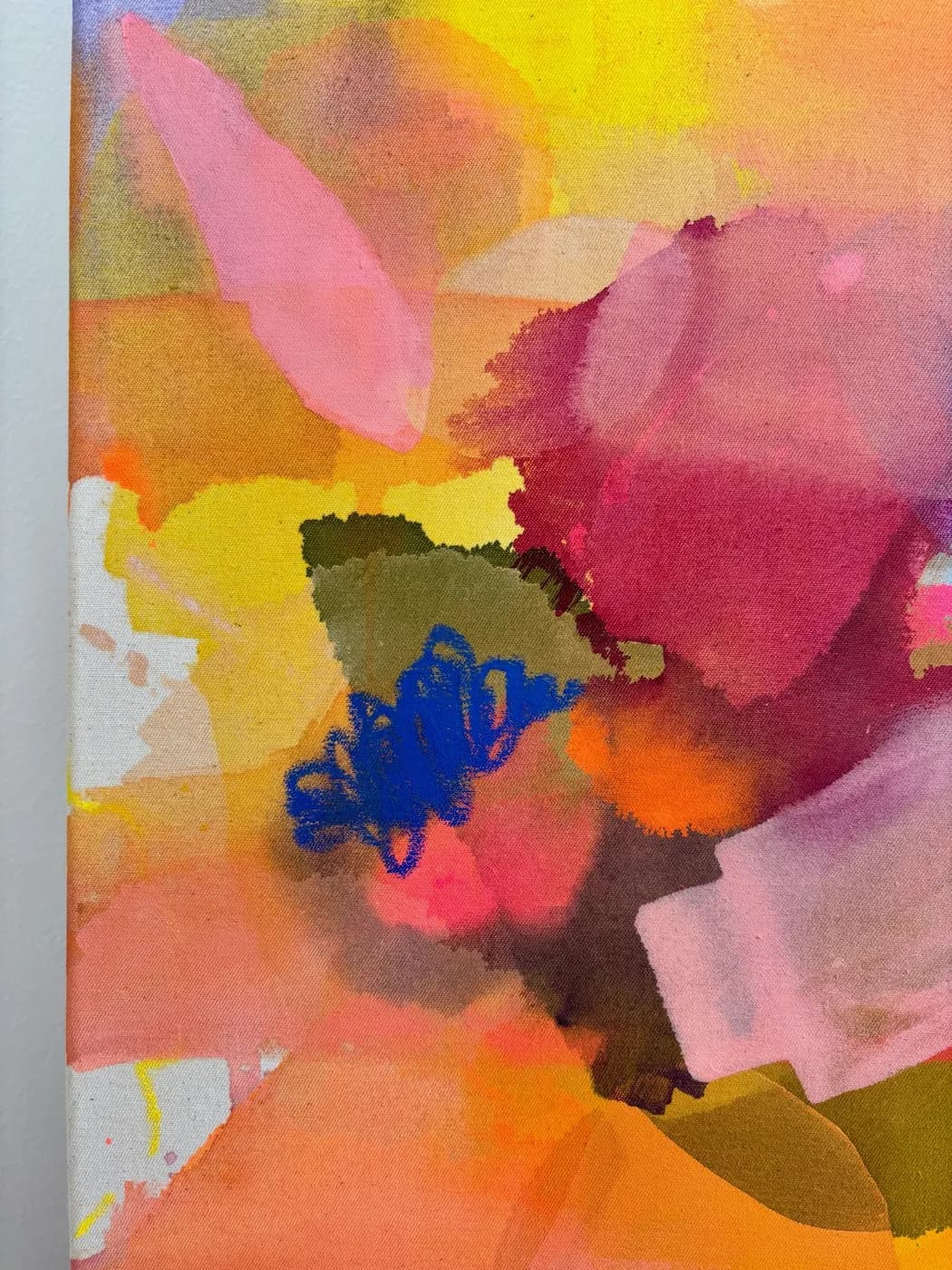Abstraktes Gemälde „Pink Dot“ mit verspieltem rosa Farbpunkt vor zurückhaltendem Untergrund, Mischtechnik auf roher Baumwollleinwand, von Theresa Weiss — Detailansicht 2