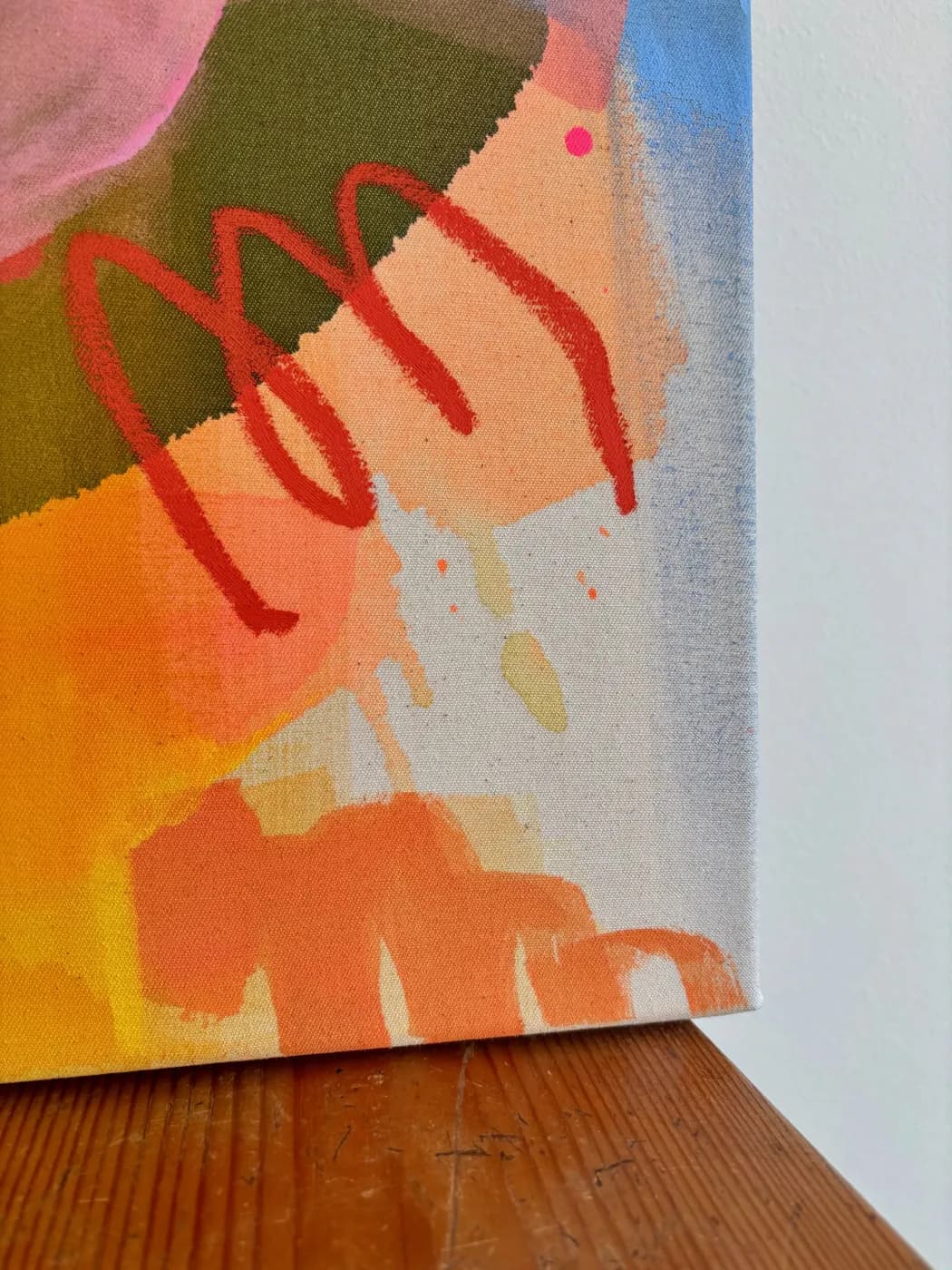 Abstraktes Gemälde „Pink Dot“ mit verspieltem rosa Farbpunkt vor zurückhaltendem Untergrund, Mischtechnik auf roher Baumwollleinwand, von Theresa Weiss — Detailansicht 4
