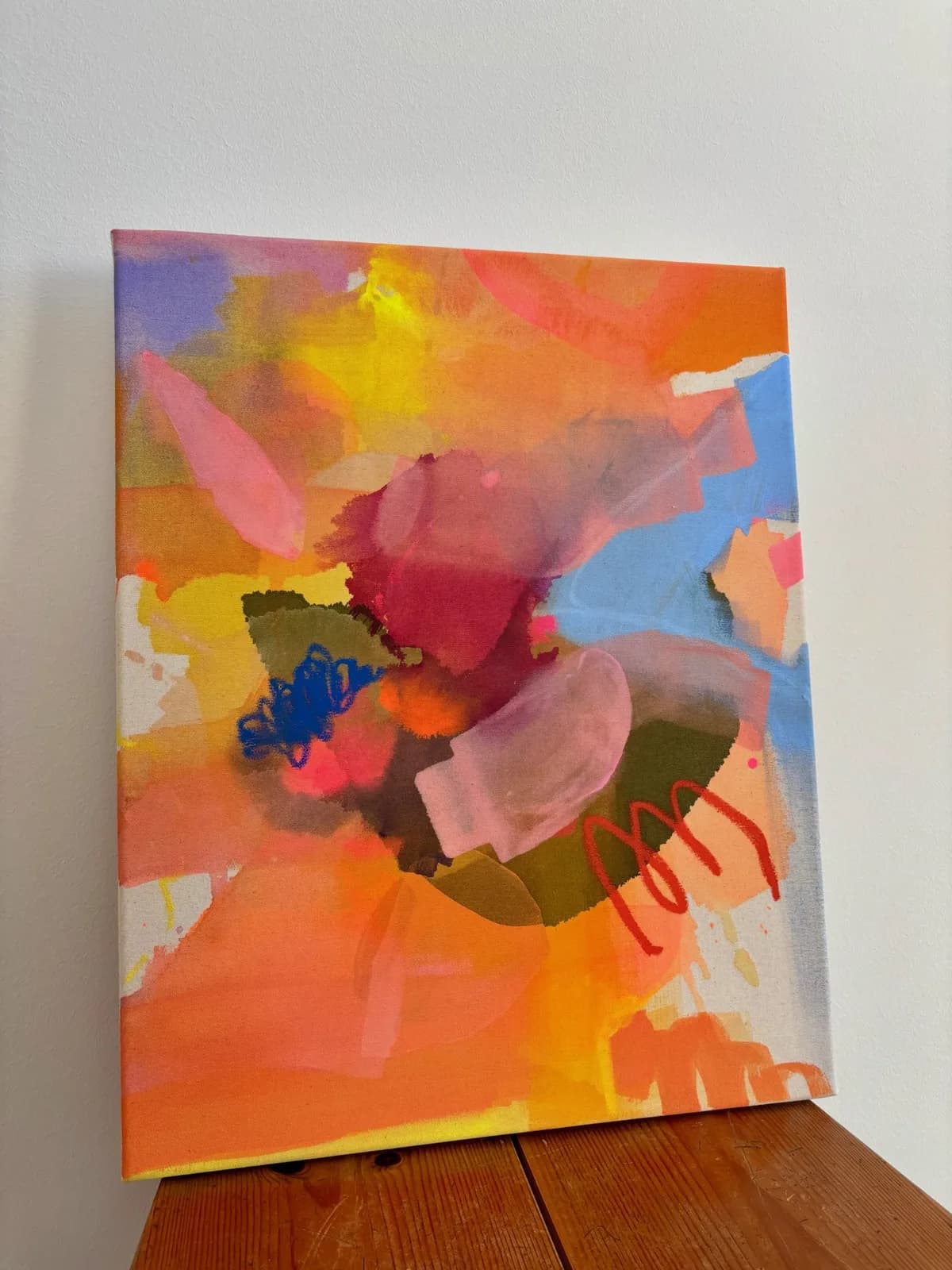 Abstraktes Gemälde „Pink Dot“ mit verspieltem rosa Farbpunkt vor zurückhaltendem Untergrund, Mischtechnik auf roher Baumwollleinwand, von Theresa Weiss