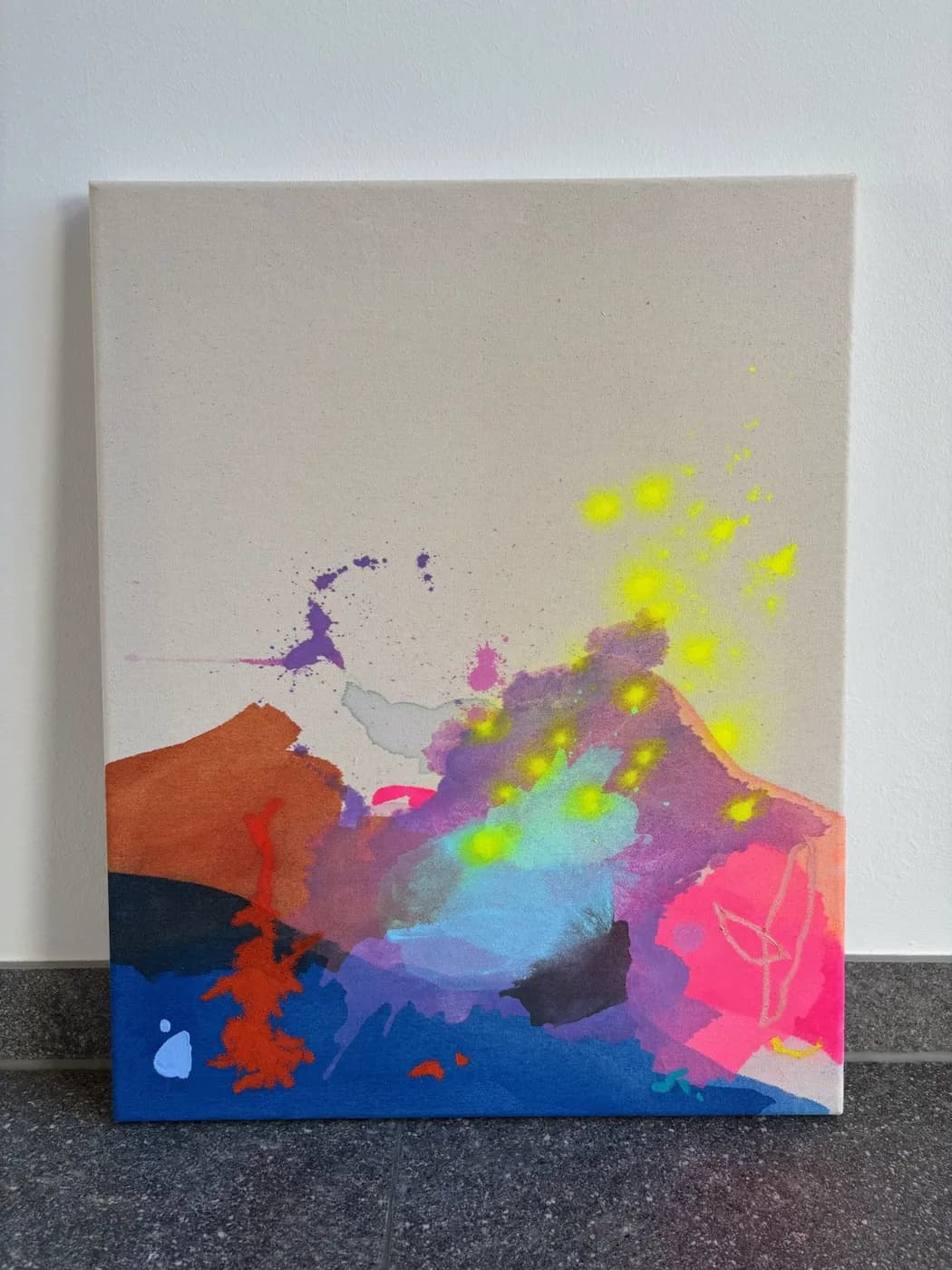 Abstraktes Gemälde „Purple Mountain“ in tiefen Violett- und Lilatönen, eine bergartige Form in Mischtechnik auf roher Baumwollleinwand, von Theresa Weiss — Detailansicht 1