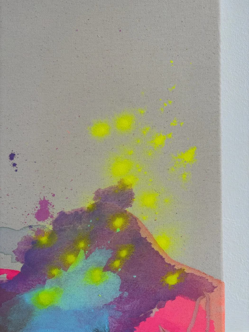 Abstraktes Gemälde „Purple Mountain“ in tiefen Violett- und Lilatönen, eine bergartige Form in Mischtechnik auf roher Baumwollleinwand, von Theresa Weiss — Detailansicht 2