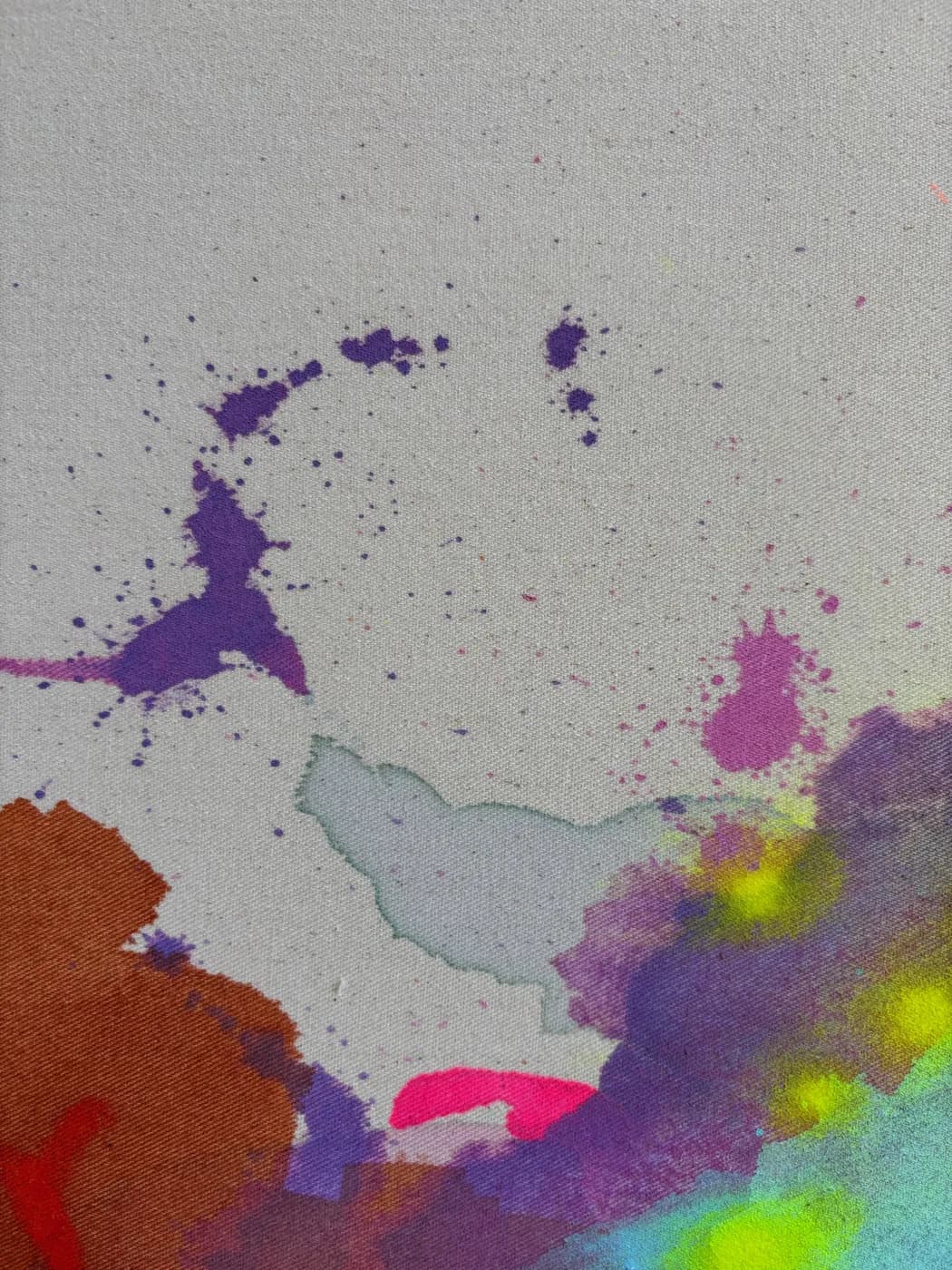 Abstraktes Gemälde „Purple Mountain“ in tiefen Violett- und Lilatönen, eine bergartige Form in Mischtechnik auf roher Baumwollleinwand, von Theresa Weiss — Detailansicht 3