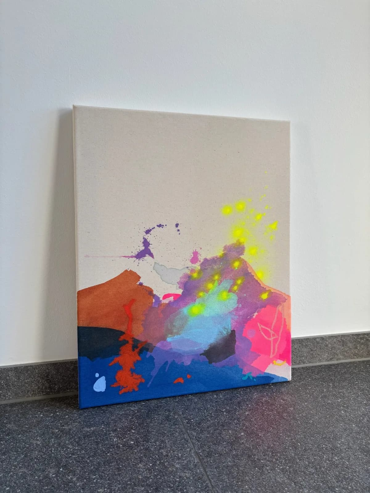 Abstraktes Gemälde „Purple Mountain“ in tiefen Violett- und Lilatönen, eine bergartige Form in Mischtechnik auf roher Baumwollleinwand, von Theresa Weiss