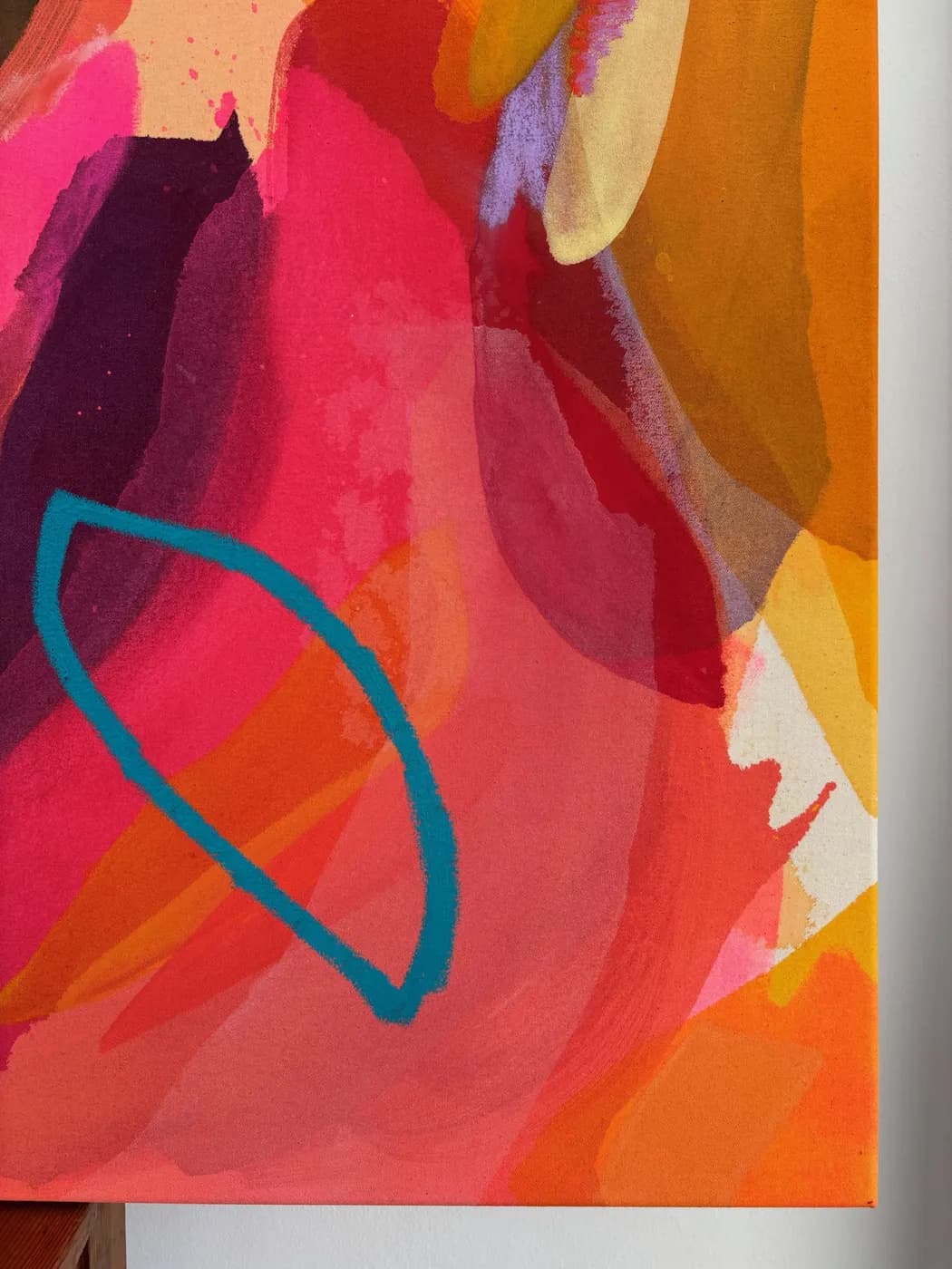 Großformatiges abstraktes Gemälde „Worthwhile“ mit erdig-warmer Farbwelt und vielschichtiger Mischtechnik auf roher Baumwollleinwand, von Theresa Weiss — Detailansicht 4